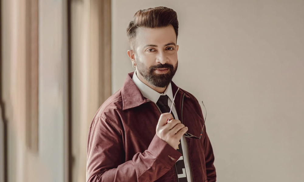 শোবিজ শ্রমিকদের শ্রদ্ধা জানালেন শাকিব খান